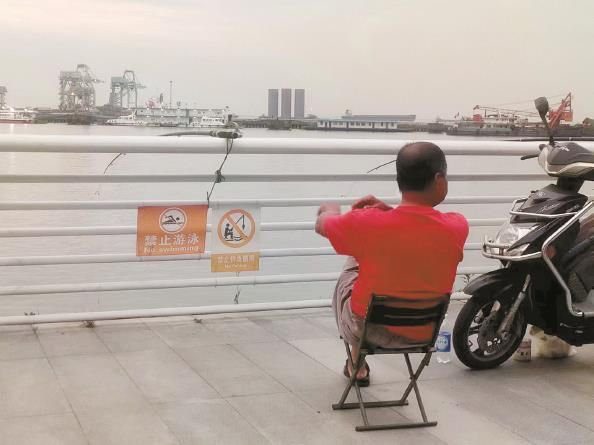             平台上设有“禁钓”告示牌  胡清扬  摄          