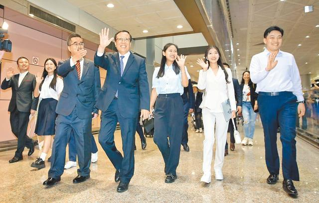 访问团抵达桃园机场。中时新闻网 图