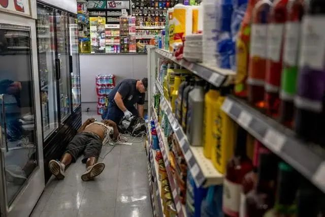 ▲7月13日，亚利桑那州凤凰城一名被热晕的人在便利店接受治疗