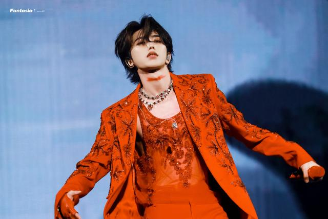 蔡徐坤演唱会现场曝光发福臃肿颜值滑坡粉丝疯狂应援惹群嘲