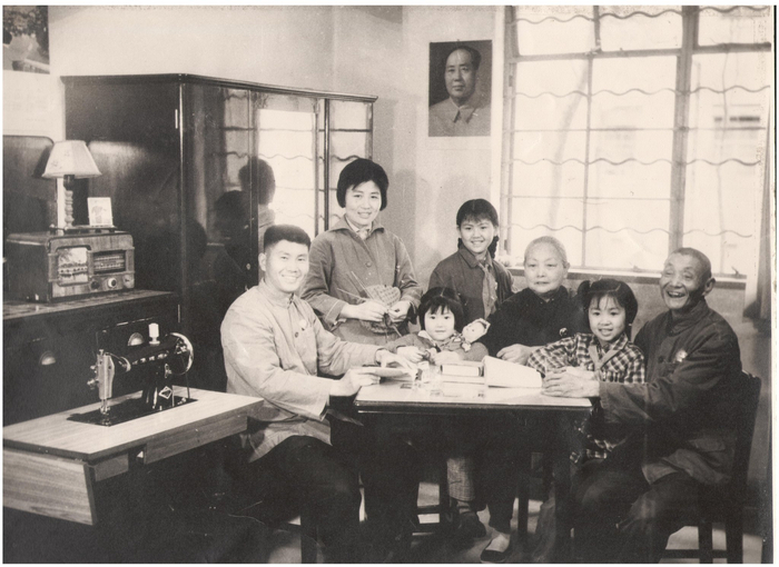 蕃瓜弄居民老照片。静安区供图