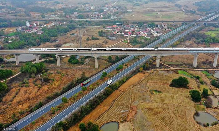 其中,2019年和2021年,昌赣高铁,赣深高铁的先后开通,不仅让江西率先