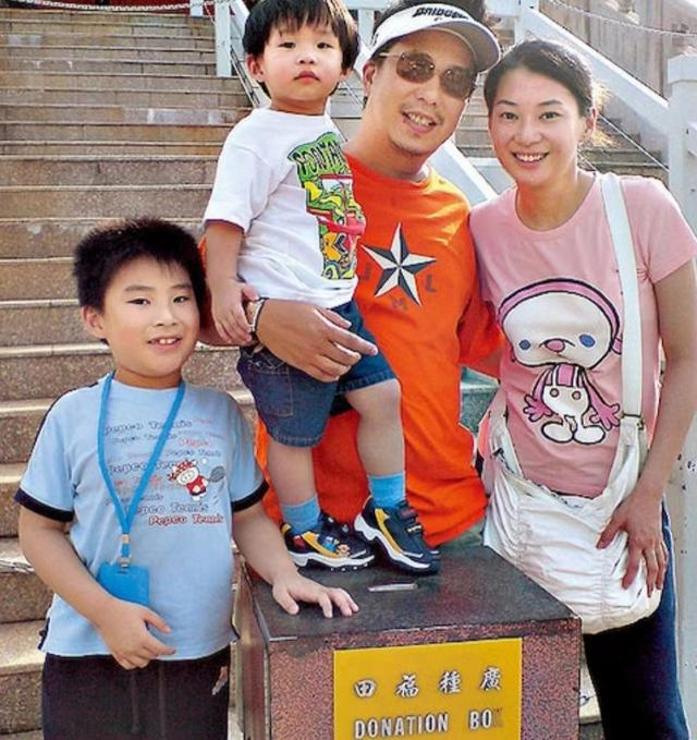 浪漫!前港姐与老公庆结婚周年,携两子改嫁新加坡富商成幸福少奶
