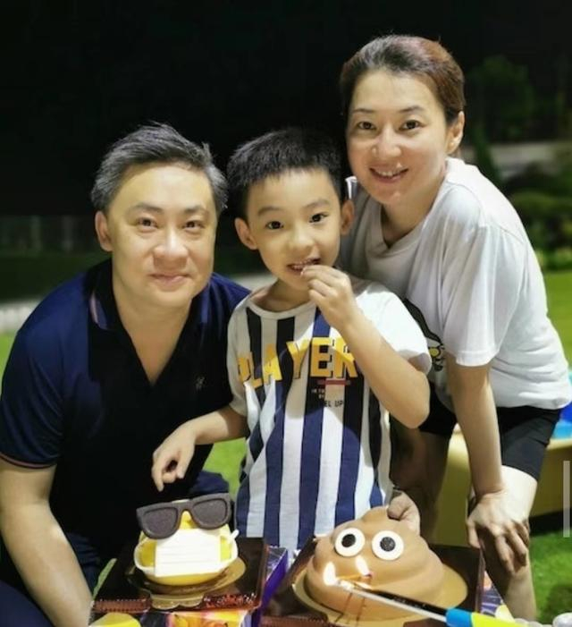 前港姐与老公庆结婚周年,携两子改嫁新加坡富商成幸福少奶|陈伶俐
