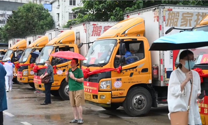 整装待发的搬家车。