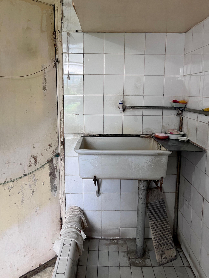 李阿姨家合用的洗漱台。