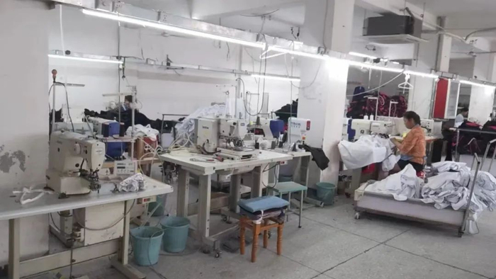 如歌母亲工作的服装厂。图 / 受访者提供