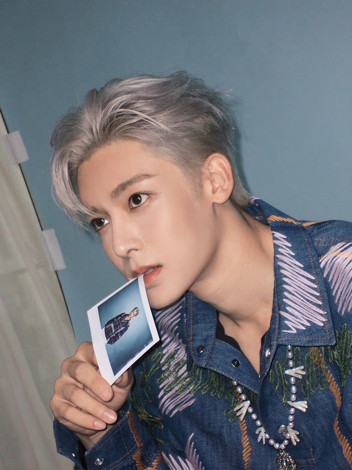 侯明昊银发造型真的好酷啊,他真的很适合这个发型……|侯明昊_新浪