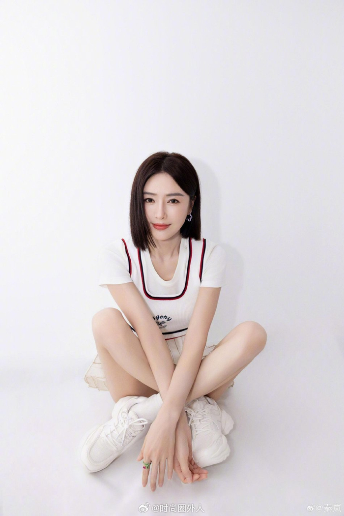 秦岚44岁生日随拍,穿运动短裙露细长美腿,姐姐好靓!|秦岚_新浪新闻