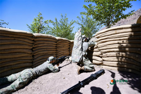 7月13日上午，“锋刃-2023”国际狙击手射击竞赛激烈进行中。图为参赛选手进行综合战斗狙击课目竞赛。侯崇慧 摄