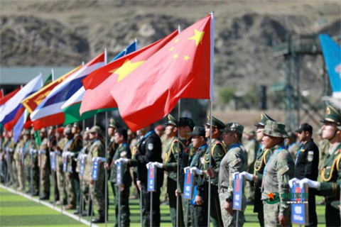 7月12日，“锋刃-2023”国际狙击手射击竞赛开幕现场，各国参赛队员严阵以待。侯崇慧 摄