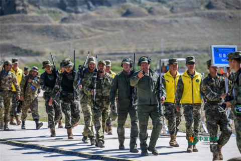 7月12日下午，“锋刃-2023”国际狙击手射击竞赛紧张进行中。图为参赛队员进入竞赛场地。安晓惠 摄