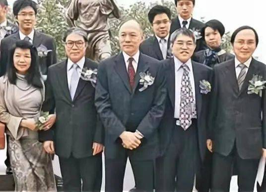 霍震霆的长子霍启刚与霍震寰的长子霍启中站在左边,两人的次子都站在