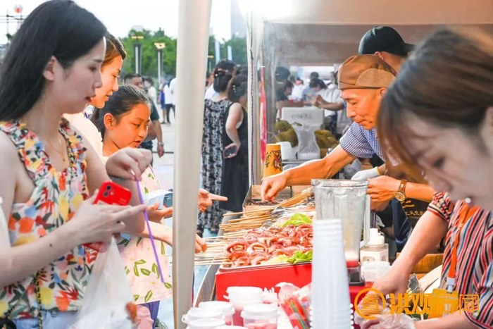 西湖区江滩夜市 记者马悦/图