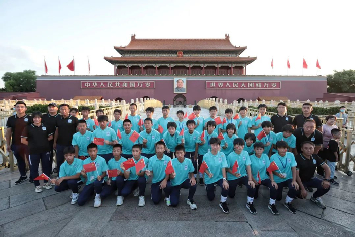 ▲7月10日，升旗仪式结束后，队员们在天安门前拍照留念。  新京报记者 王嘉宁 摄