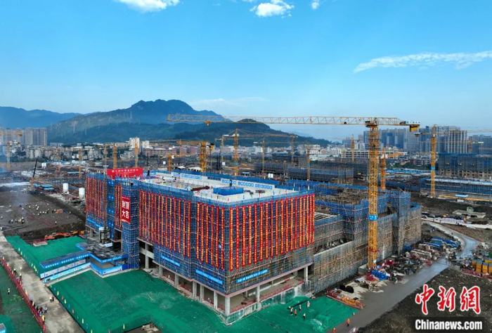 2022年11月，明德堂及行政楼主体结构封顶。倪跃嘉 摄