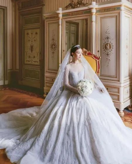 文咏珊以一袭价格高达65万港币的Paolo Sebastian婚纱亮相，婚纱长长拖尾令人