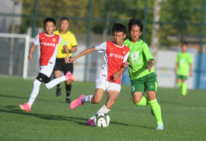 7月5日,贵州省黔西南州u13男子足球队对阵北京聚加足球俱乐部青训队.