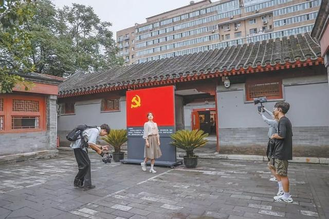 高校学生用手中镜头记录红色历史记忆。