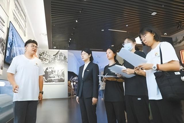 大学生志愿者在香山革命纪念馆接受讲解培训。