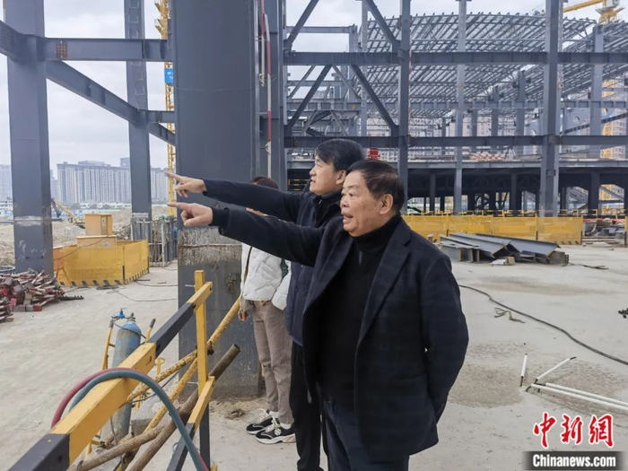 2023年2月，福耀集团董事局主席曹德旺（右）陪同《中国慈善家》社长吕振亚到福耀科技大学项目现场。钟欣 摄