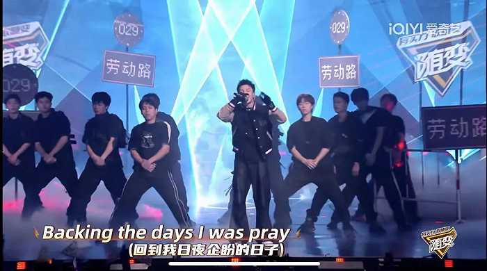 图：舞台上巧妙露出赞助商LOGO的背景物料