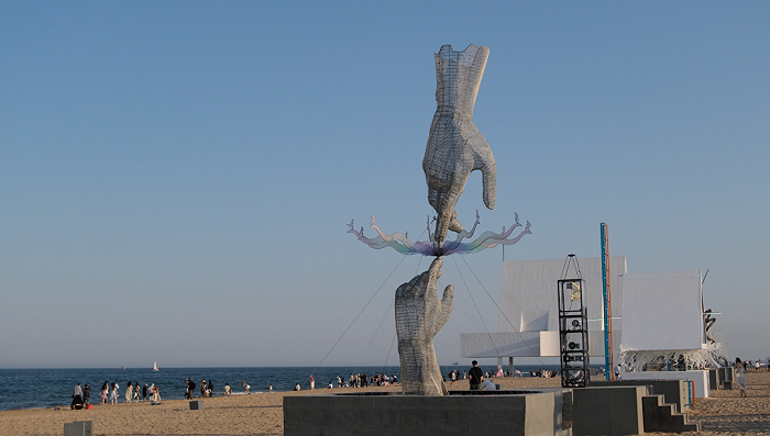 戏剧节期间海边的装置