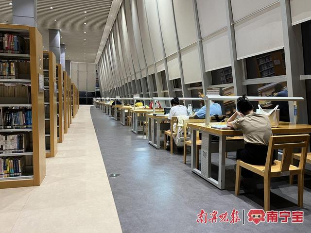 南宁市图书馆中文图书借阅区