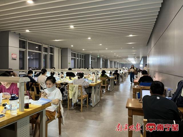 南宁市图书馆自修室常常一座难求