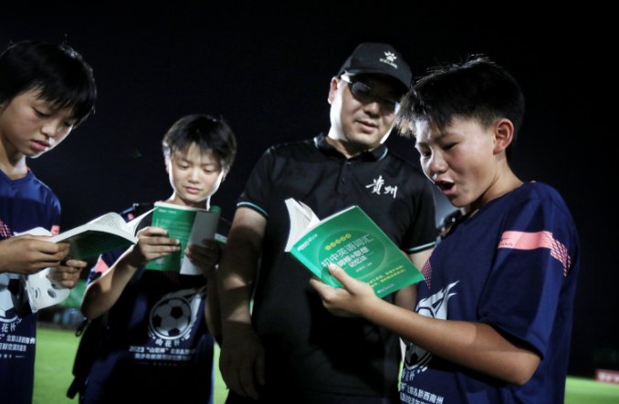 ▲7月6日，北京市公安局赴贵州省黔西南州第一批支教民警宋晓川给队员们带了初中英语词汇书。  新京报记者 王嘉宁 摄