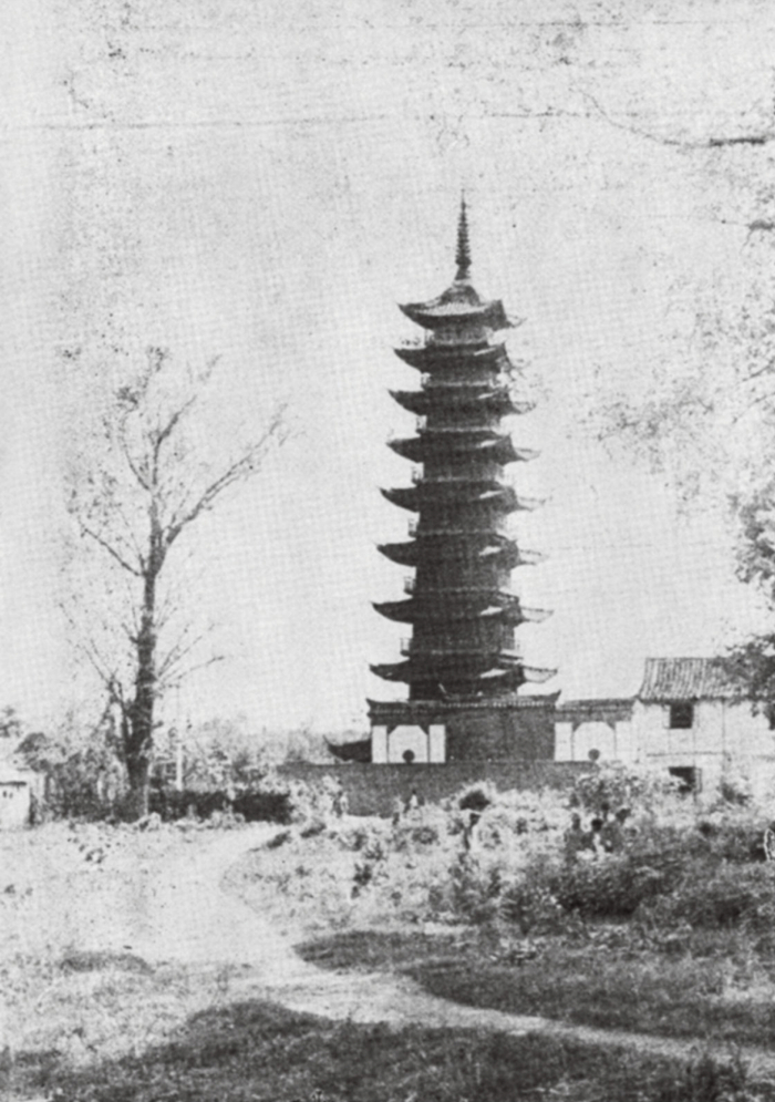 方塔附近规划前原貌：方塔、照壁、古树。