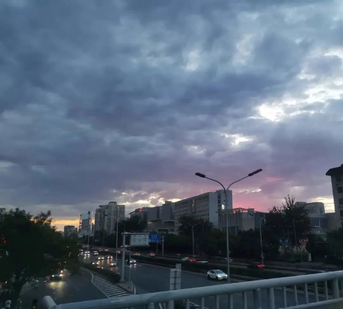 图/准点下班的夕阳