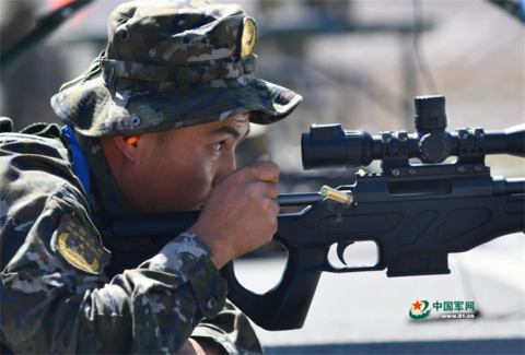 7月12日下午，“锋刃-2023”国际狙击手射击竞赛紧张进行中。图为参赛队员进行穿越狙击课目竞赛。徐伟 摄