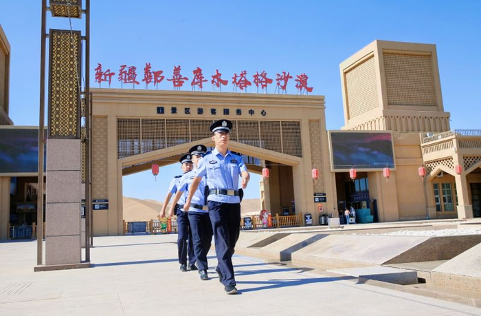 鄯善县公安局民警在库木塔格沙漠景区门口巡逻执勤。通讯员艾力亚尔·艾尼 摄