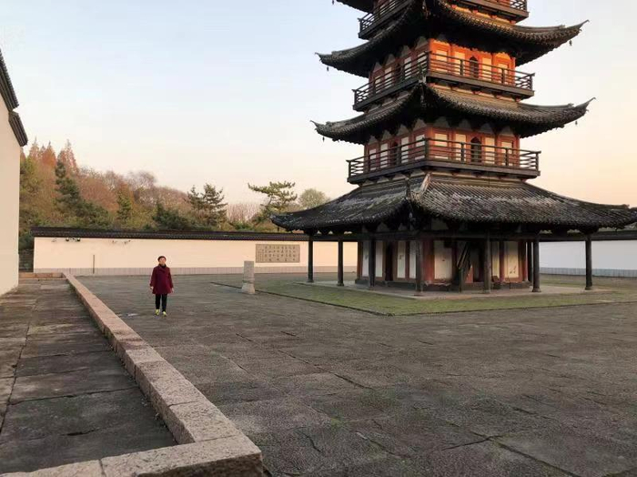 塔院，由西向东看。