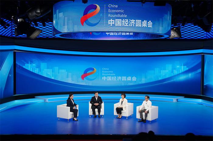 7月6日拍摄的中国经济圆桌会录制现场。新华社记者 丁赫 摄