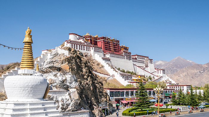 2022年4月20日，拉萨，蓝天白云下的布达拉宫。人民视觉 资料图