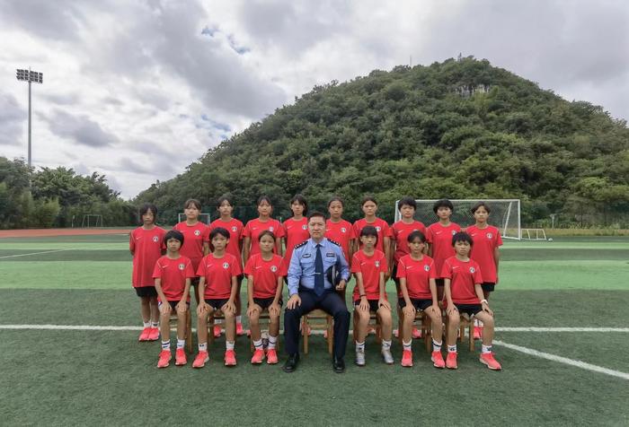 2022年夏天，陈进芳（后排右3）被选入黔西南女子U12集训队，队员们和教练唐永鑫合影。受访者供图