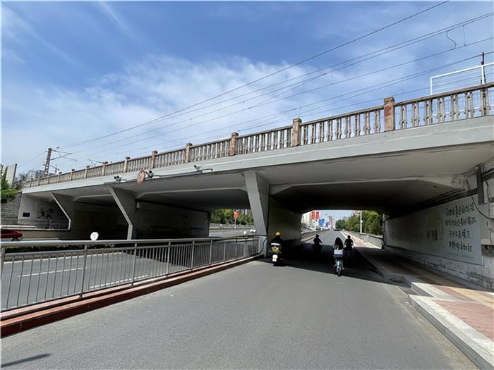图1:粉刷完成的部分桥梁京广线九座地道桥两侧广告牌拆后存在迎面掉漆
