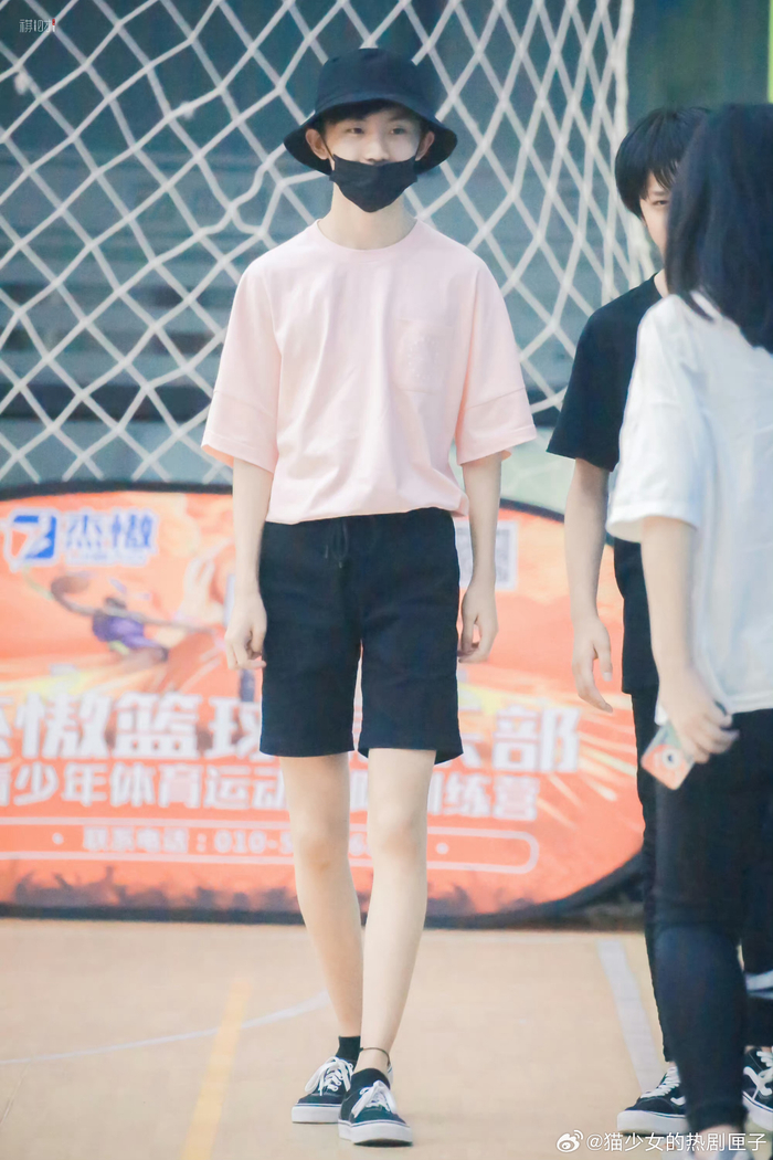 马嘉祺最近是有心事嘛~为什么不穿短裤了啊