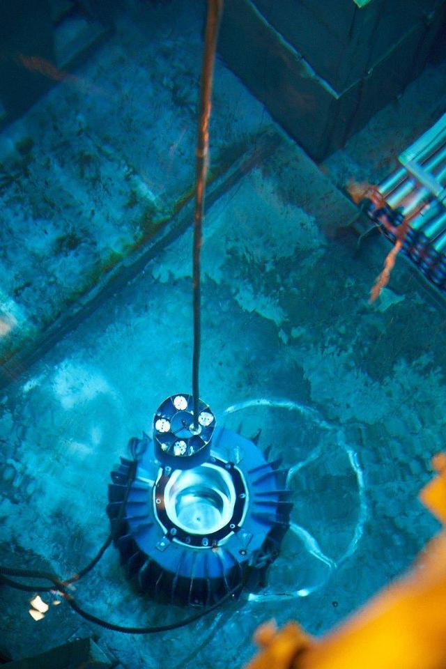 原子弹不就是高能中子撞击原子核吗?