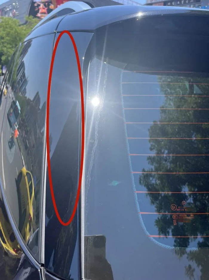 △郑先生称，图片红圈位置提车后发现存在松动问题