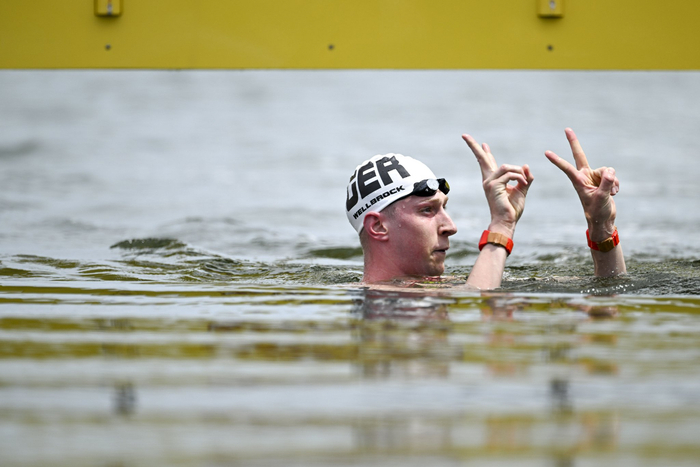 公开水域——男子5公里决赛赛况|孟瑞|世界游泳锦标赛|日本_新浪新闻
