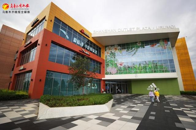 　　高新区（新市区）杉杉奥特莱斯广场。记者石磊摄
