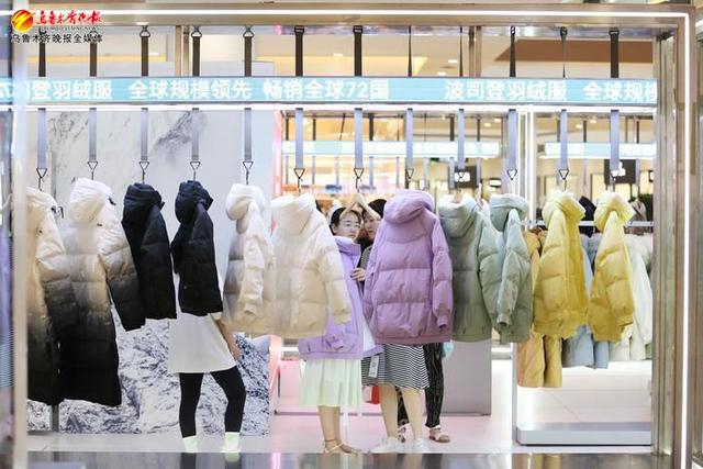 　　 7月17日，在高新区（新市区）杉杉奥特莱斯广场，冬季服装享受高折扣优惠活动，吸引市民选购。记者石磊摄