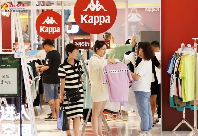 　　7月17日，在高新区（新市区）杉杉奥特莱斯广场，商家推出多种折扣让利活动吸引顾客消费。记者石磊摄