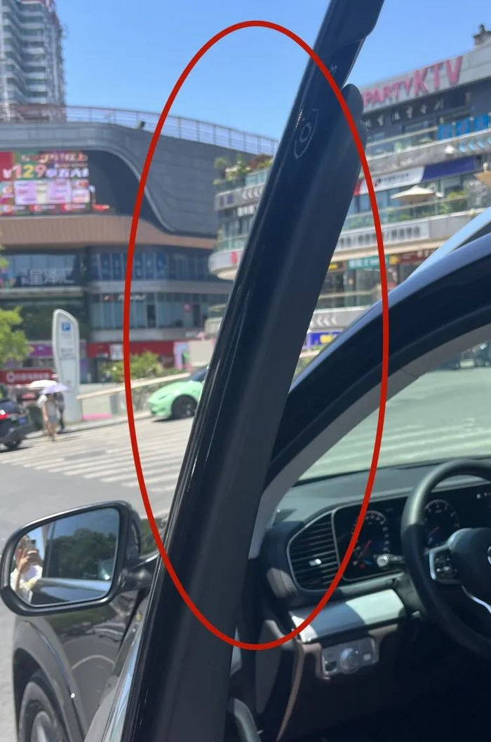 △该车驾驶室一侧车门提车后发现缝隙过大问题，已经过处理