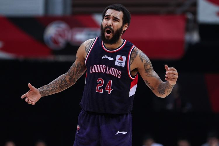 广州已经与后卫达拉斯-摩尔完成签约 正与焦泊乔商谈续约合同|后卫