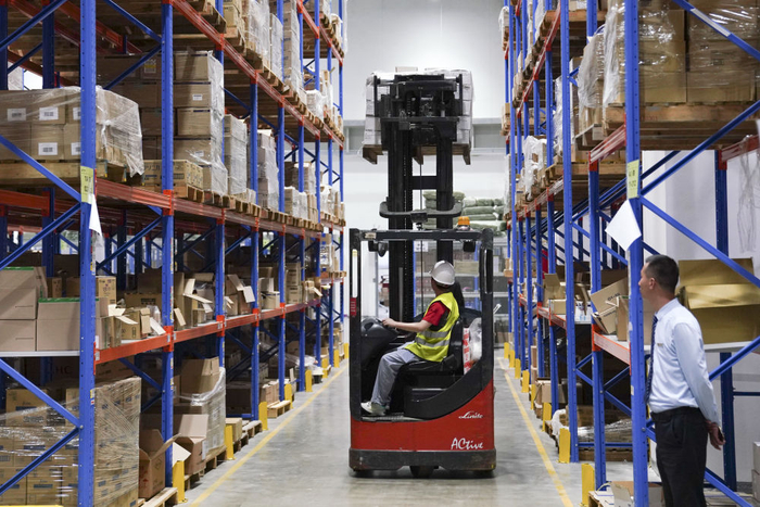 在上海虹桥商务区保税物流中心（B型），工作人员在运输跨境电商货物（5月13日摄）。新华社记者 马宁 摄