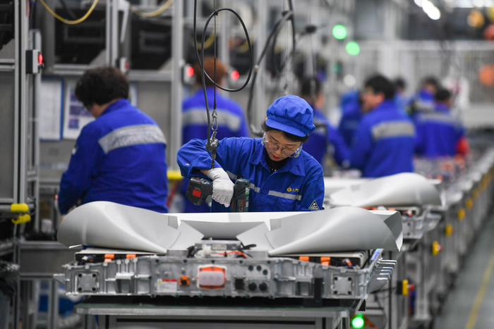 在位于江苏常州溧阳的上汽时代动力电池系统有限公司，工人在车间进行电池生产（2月16日摄）。新华社记者 李博 摄